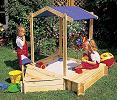 Holz-Sandkasten mit Dach